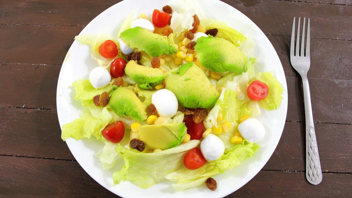 fresh-mozzarella-and-avocado-salad