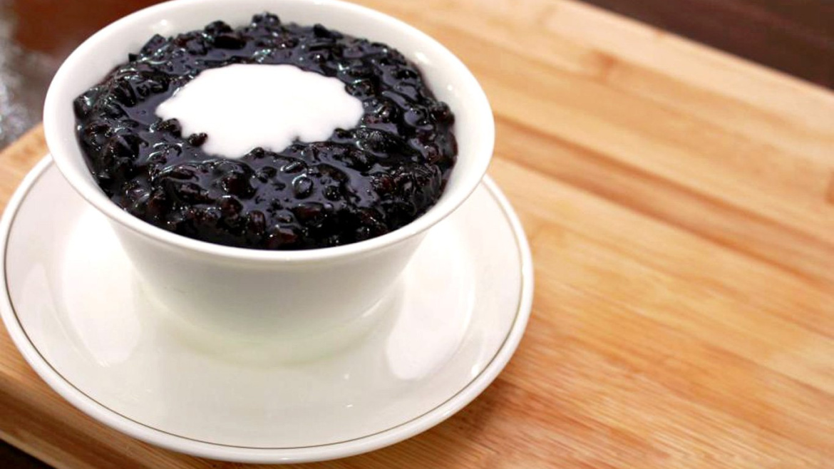 Black glutinous rice pudding with coconut milk