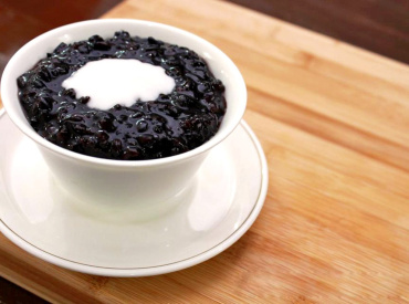Black glutinous rice pudding with coconut milk