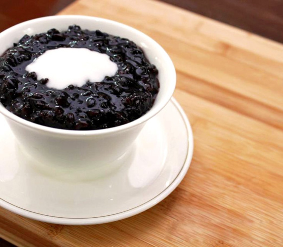 Black glutinous rice pudding with coconut milk