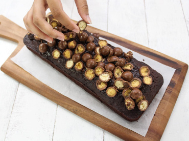 Chocolate-cake-with-maltesers