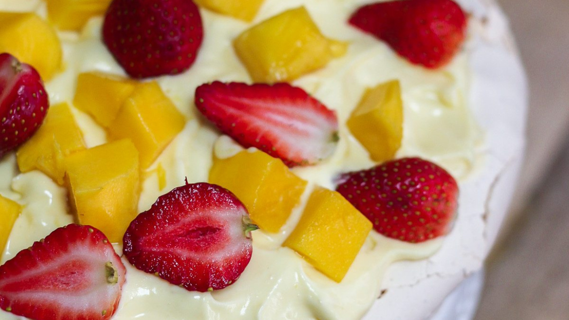 Pavlova With Lemon Curd Cream