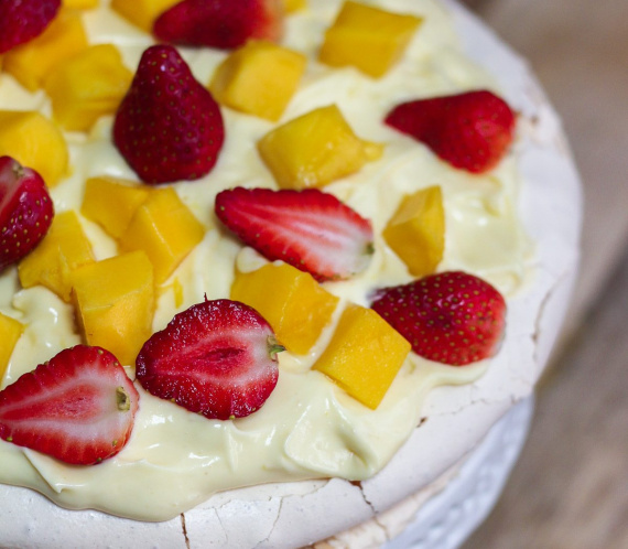 Pavlova With Lemon Curd Cream